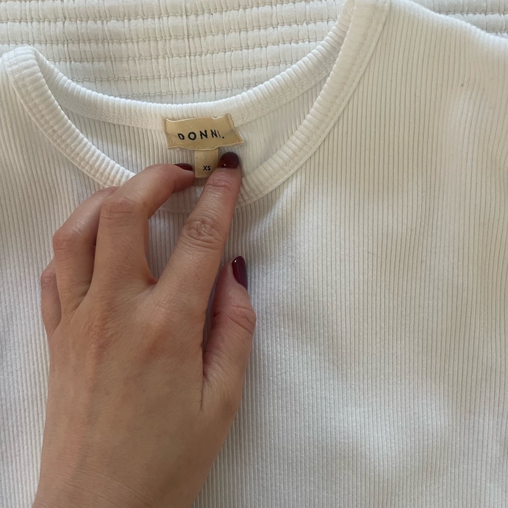 DONNI. White Ribbed Short Sleeve Tee - Picture 2 of 3